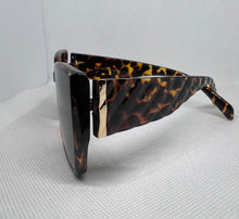Load image into Gallery viewer, Quilted Chic-Tortoise
